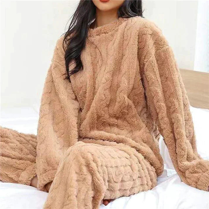 Ontspan thuis in deze warme dames loungewear set; comfortabel tweedelig huispak met lange mouwen voor relaxte dagen.