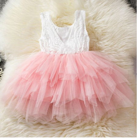 Glanzende roze meisjes prinsessenjurk, een dromerige feestjurk van satijn en tule. Ideaal voor kinderfeestjes.