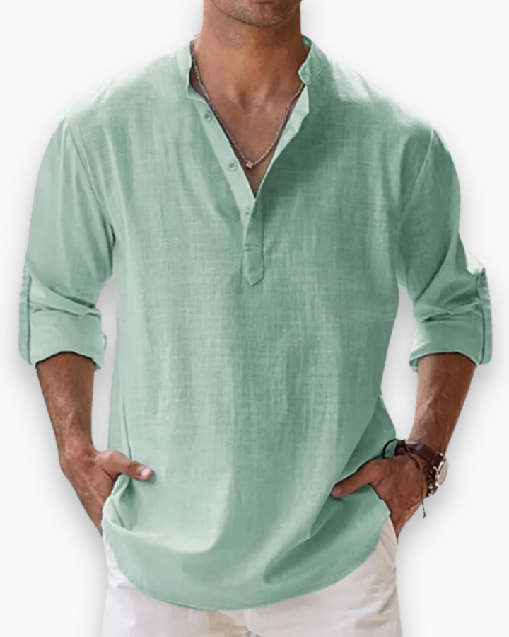Heren casual overhemd met lange mouwen, gestyled als complete zomerse strandmode vakantie outfit.