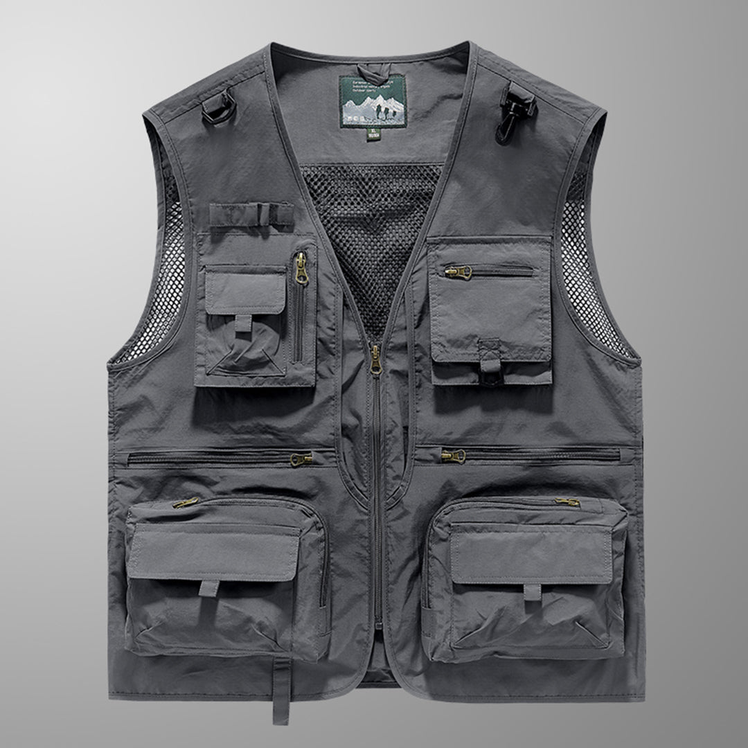 Actieve man in comfortabele lichtgewicht heren bodywarmer vest. Geschikt voor buiten in herfst en lente.
