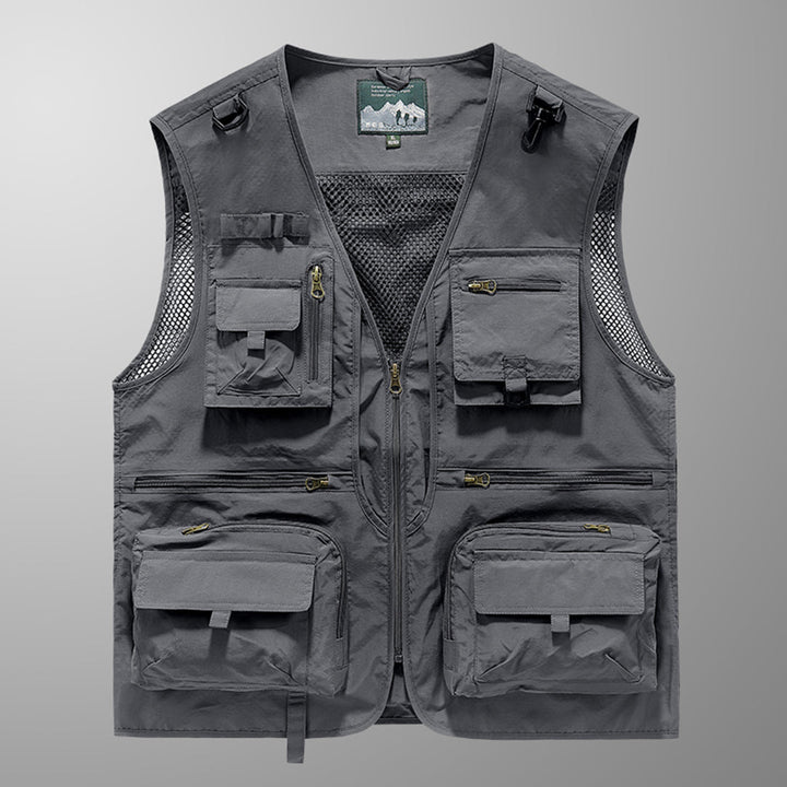 Actieve man in comfortabele lichtgewicht heren bodywarmer vest. Geschikt voor buiten in herfst en lente.