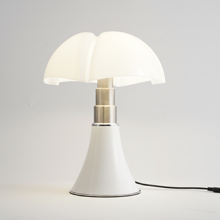 Energiezuinige LED tafellamp in elegant vintage design, ideaal als decoratief sfeerlicht.
