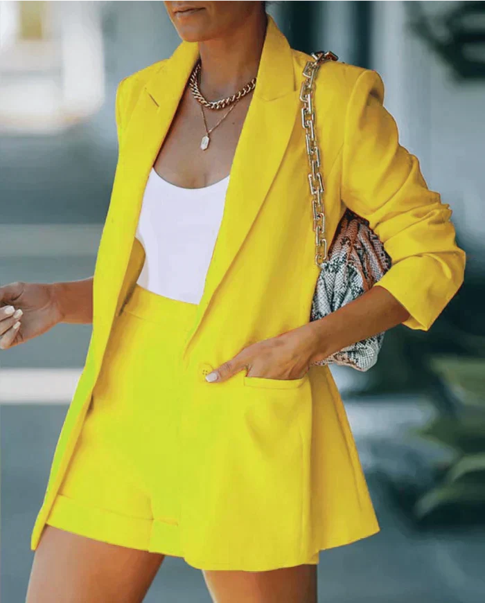 Elegante casual chic dames blazer en korte broek set. Perfecte complete zomerkleding voor vrouwen.