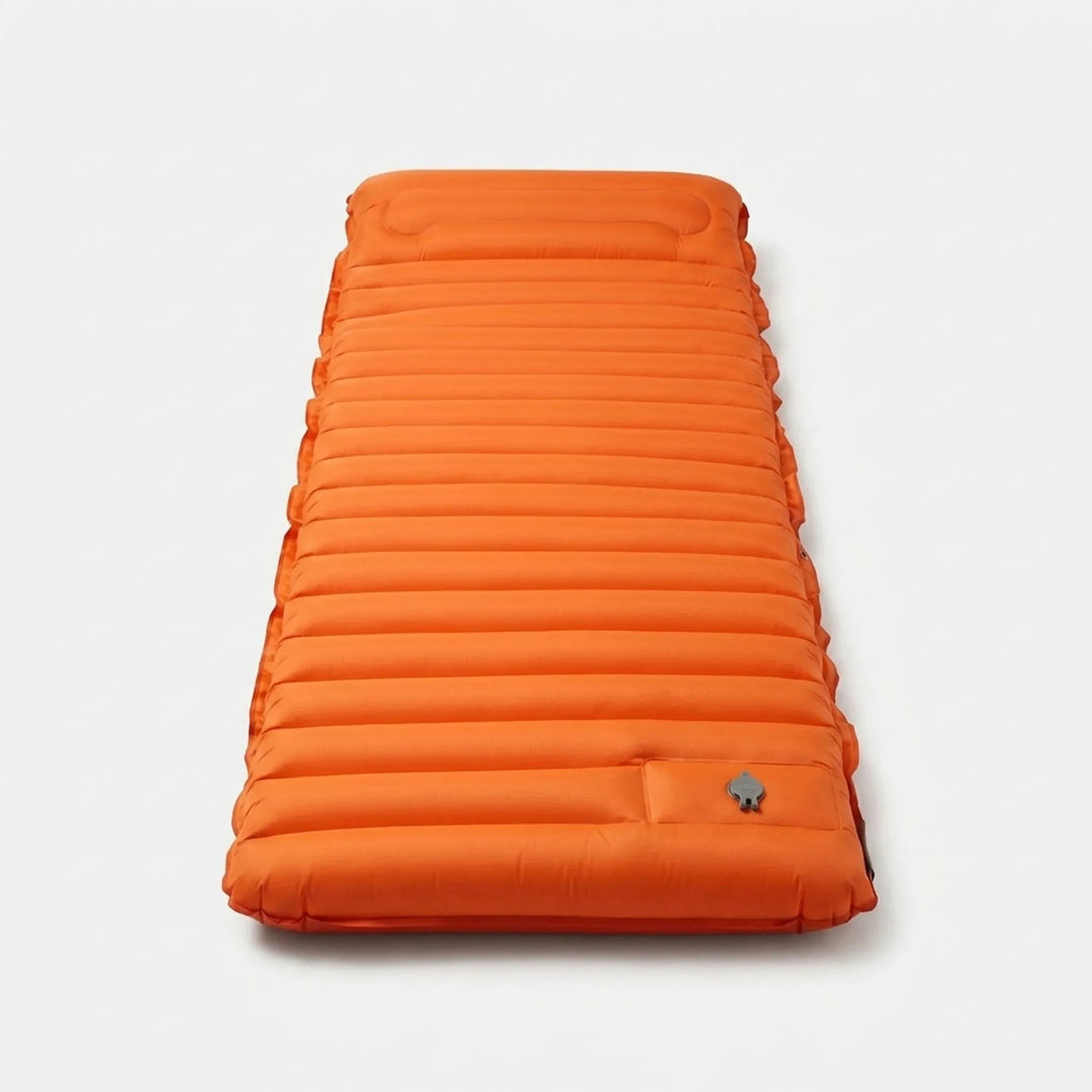 Lichtgewicht zelfopblaasbaar outdoor matras, 10 cm dik, voor comfortabele nachten tijdens kamperen of buitenleven.