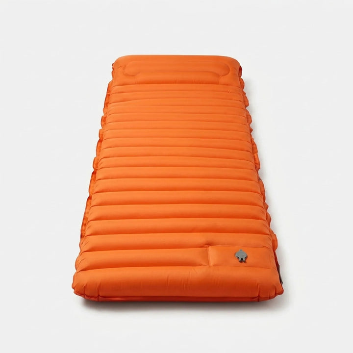 Lichtgewicht zelfopblaasbaar outdoor matras, 10 cm dik, voor comfortabele nachten tijdens kamperen of buitenleven.