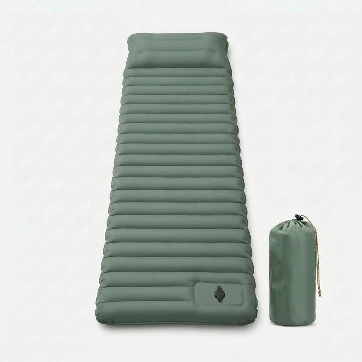 Compact opgevouwen zelfopblaasbare slaapmat, 10 cm dik met kussen. Essentiële kampeeruitrusting voor buitenleven.