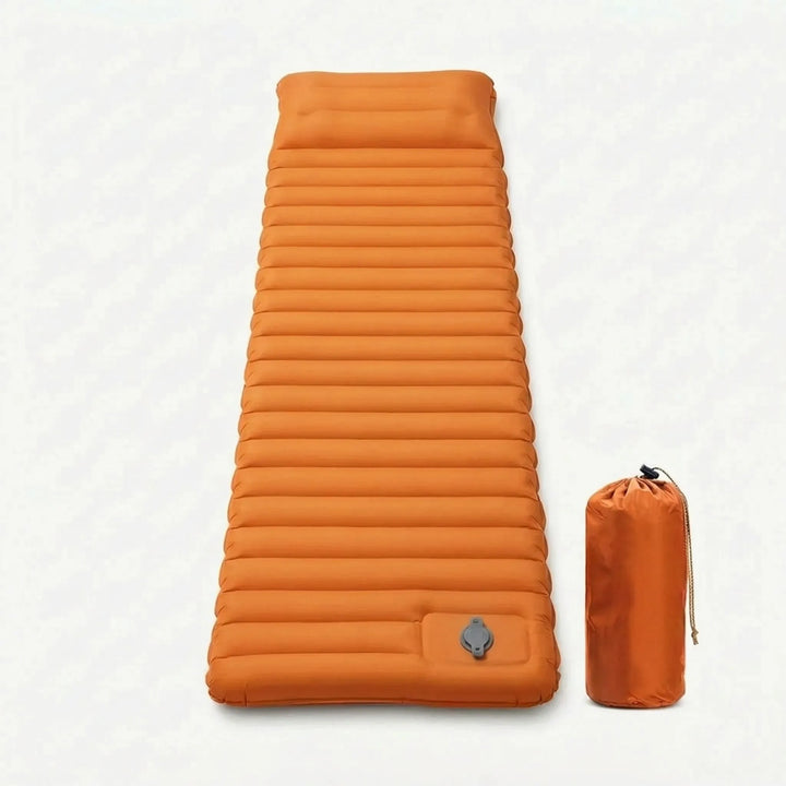 Zelfopblazende slaapmat uitgerold, toont 10 cm dikte en kussen voor optimaal comfort tijdens kampeeravonturen.