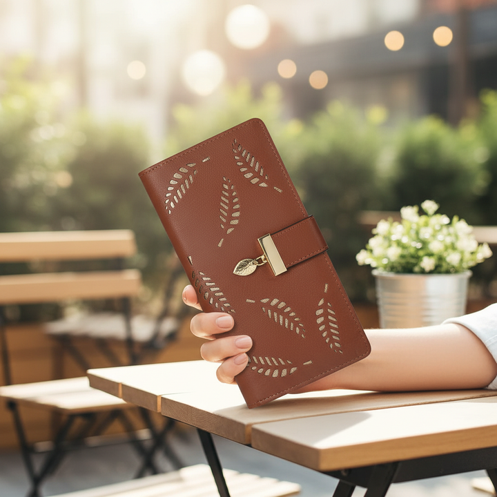 Dames leren portemonnee met verfijnd bladmotief. Een compact, elegant en stijlvol accessoire voor haar.
