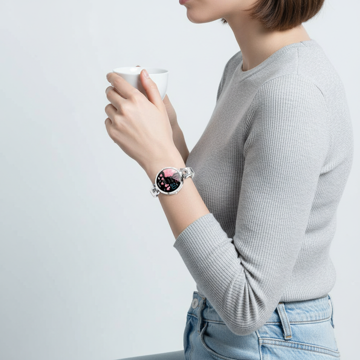 Vrouw draagt stijlvolle HydroGlow dames smartwatch met helder display, een perfecte accessoire en activiteitstracker.