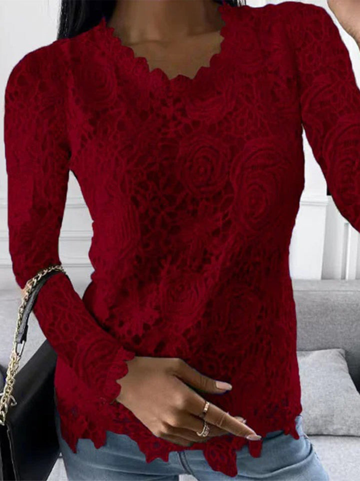 Close-up van stijlvolle damesblouse, toont unieke details en hoogwaardige stof, elegante vrouwenkleding met lange mouwen.