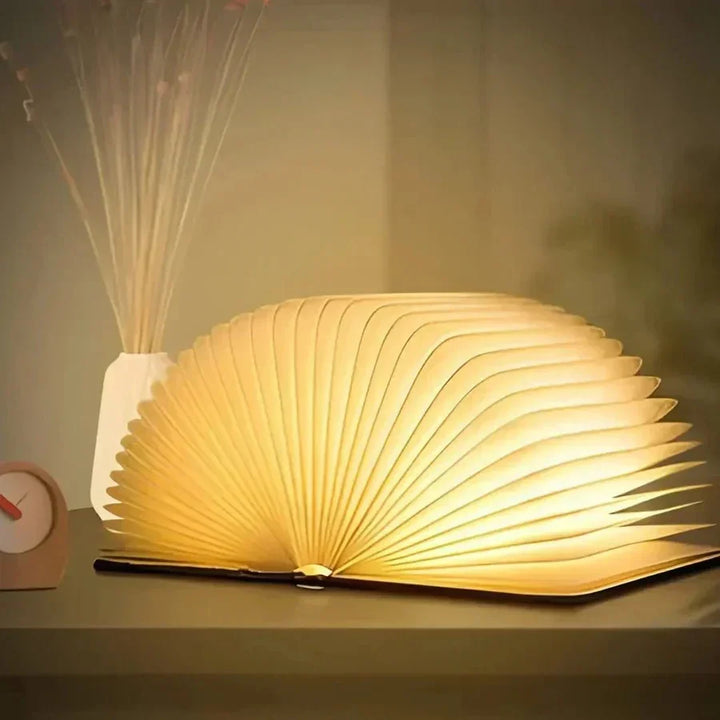 Twee StoryGlow opvouwbare boekenlampen creëren een gezellige sfeer met warm LED licht.