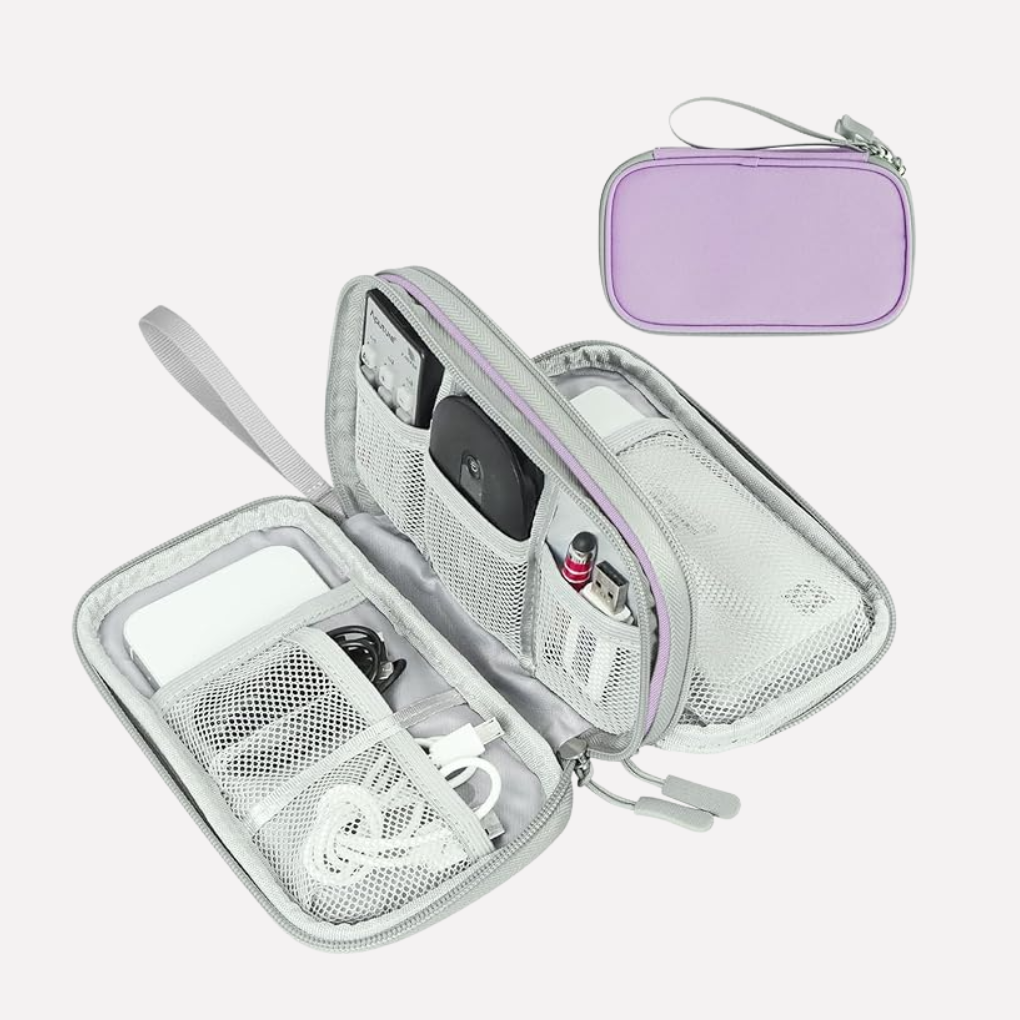 Persoon die de compacte tech organizer tas vasthoudt, demonstreert de handige draagbaarheid.