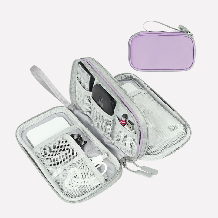 Persoon die de compacte tech organizer tas vasthoudt, demonstreert de handige draagbaarheid.