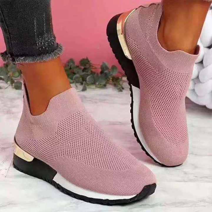 Witte moderne slip-on sneakers voor dames. Comfortabele en stijlvolle voetmode, perfect voor casual outfits.