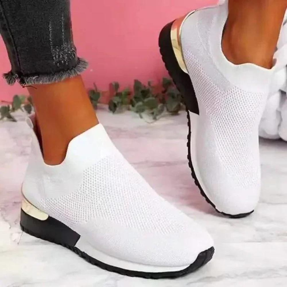 Grijze slip-on damesschoenen, modern en comfortabel. Eenvoudig aan te trekken, perfect voor elke dag.