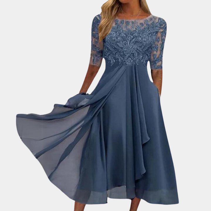 Prachtige elegante lange damesjurk met korte mouw, geschikt als feestjurk of avondjurk. Kleurrijke chique maxi-jurk.