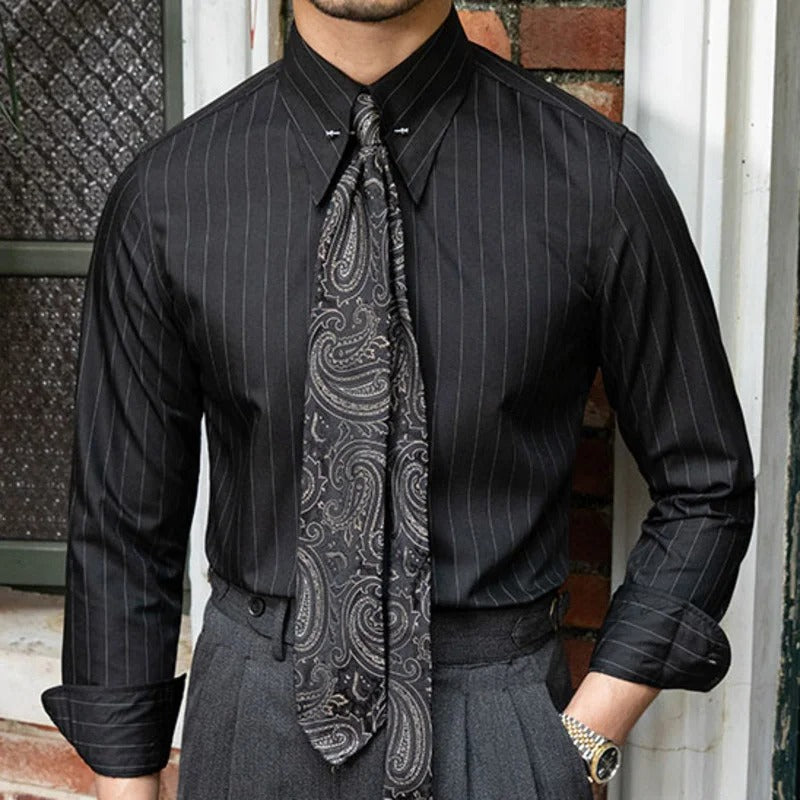 Zwart heren overhemd met fijne streep, slim fit, lange mouwen, essentieel voor een zakelijke of smart casual look.