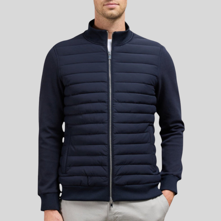 Zwarte heren winterjas met ritssluiting, gewatteerd voor extra warmte en stijlvolle bovenkleding.
