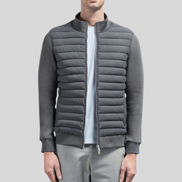 Marineblauwe heren pufferjack met ritssluiting, warm en comfortabel voor herfst en winter.