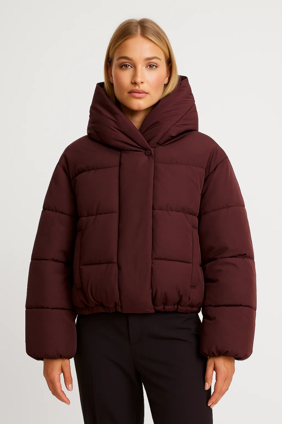 Casual zwarte dames winterjas; een korte gewatteerde puffer met ruime capuchon, perfect voor de stad.