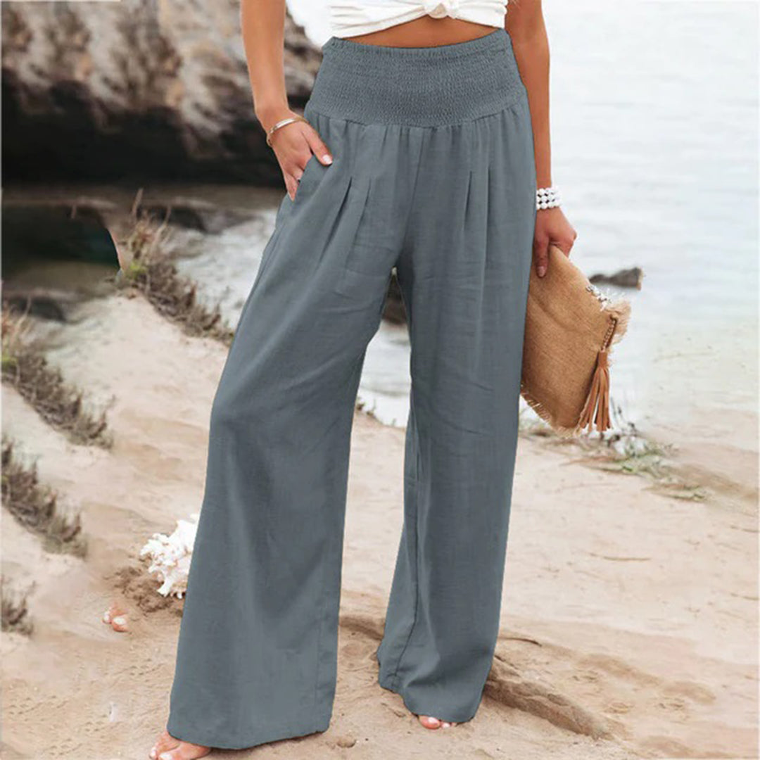 Netjes gevouwen comfortabele stretchy dames zomerbroek. Essentieel item voor je lente/zomer garderobe. Luchtig.