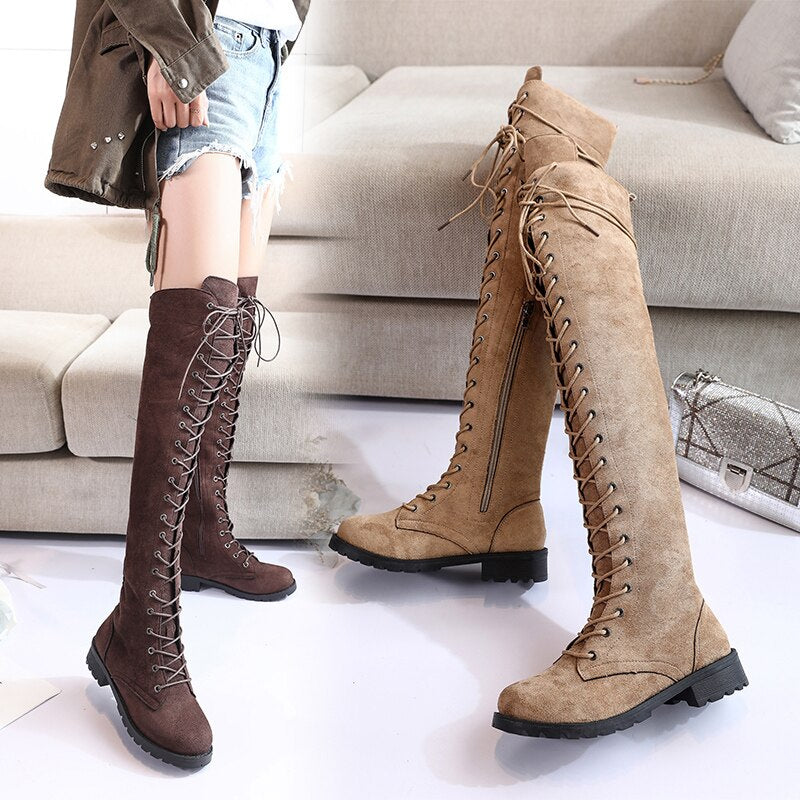 Trendy zwarte dames knielaarzen met robuuste plateauzool. Stoere, stijlvolle schoenen voor een modieuze look.
