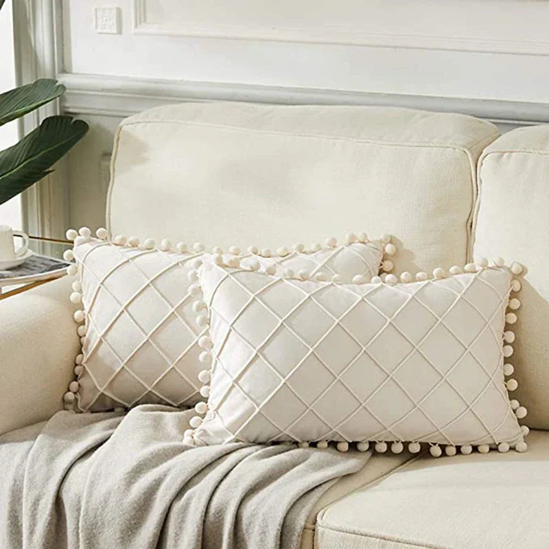Blauwe fluwelen sierkussenhoes met speelse pompoms. Perfect voor een stijlvol interieur.