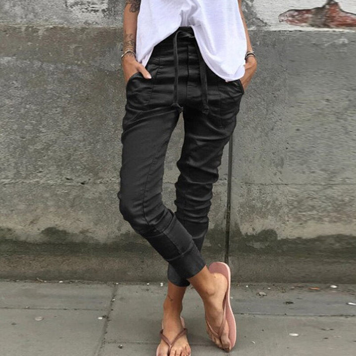 Model draagt veelzijdige trendy damesbroek, ideaal voor een ontspannen en stijlvolle look. Comfortabele casual broek.