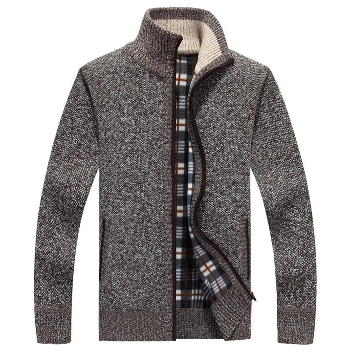 Detail van het comfortabele heren vest met warme voering. Stijlvolle casual wintermode kleding.