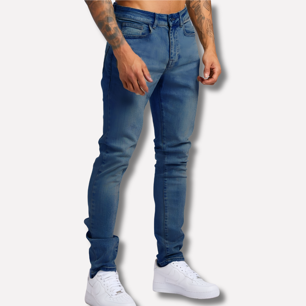 Stijlvolle slim fit herenjeans in blauw denim, ideaal voor een comfortabele, moderne en casual look. Essentiële mannenmode.