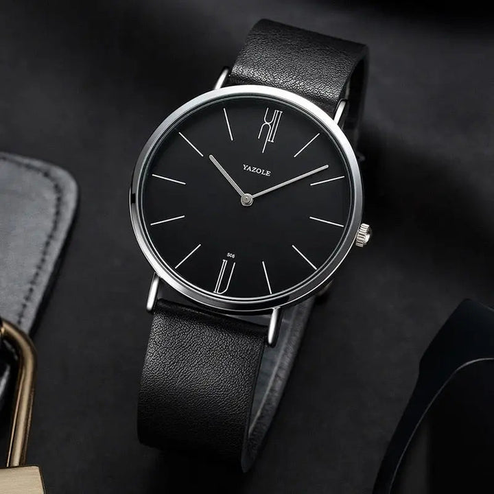 Klassiek herenhorloge met bruine lederen band en minimalistische wijzerplaat, perfect voor de stijlvolle man.
