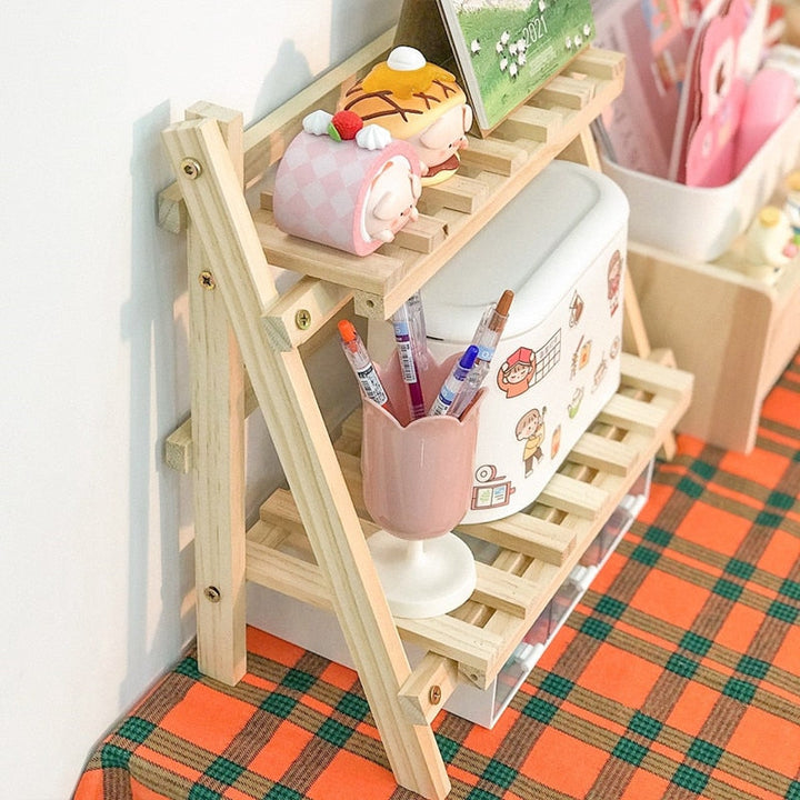 Organiseer je make-up tafel met dit handige houtkleurige en witte bureaurekje opbergsysteem.