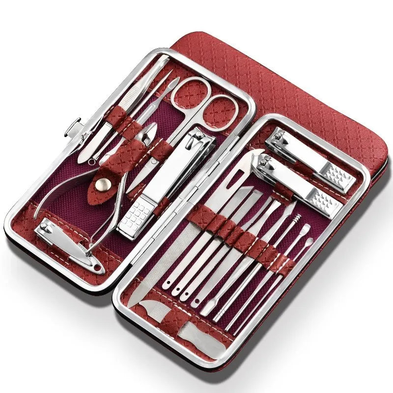 Glanzende roestvrijstalen instrumenten uit een 19-delige professionele pedicureset voor duurzame nagelverzorging.