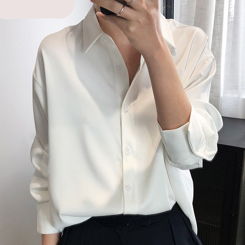 Trendy glanzende dames blouse met V-hals; perfect voor zowel casual als chique combinaties.