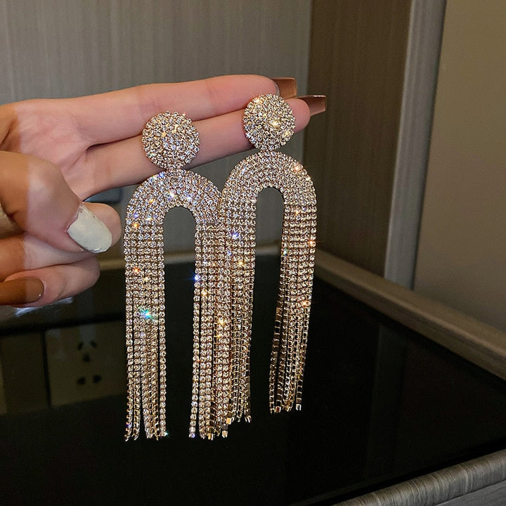 Goudkleurige statement oorbellen, perfect cadeau voor vrouwen die van mode houden.