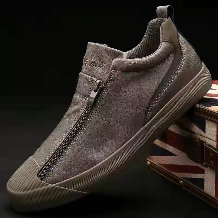 Close-up van de textuur van heren sneakers Noah met rits, comfortabel en duurzaam materiaal.