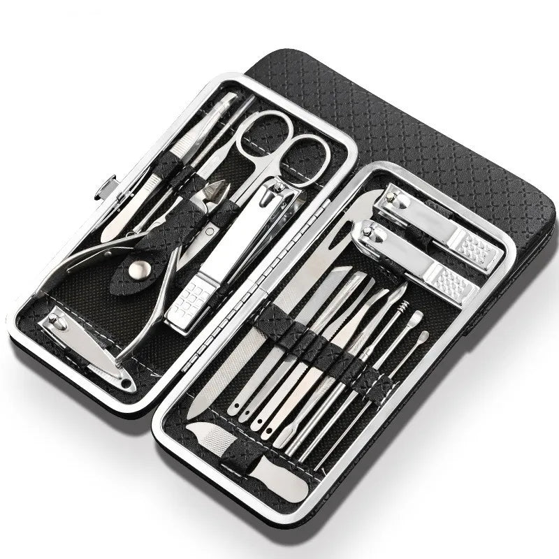 Diverse tools uit 19-delige professionele nagelverzorgingsset: nagelvijl, schaar, pincet, cuticle pusher.