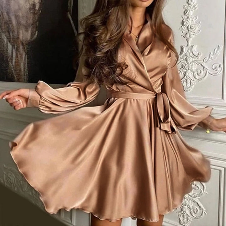 Modieuze Sascha korte jurk; elegante wikkeljurk voor dames, perfect als chique feest- of avondjurk.