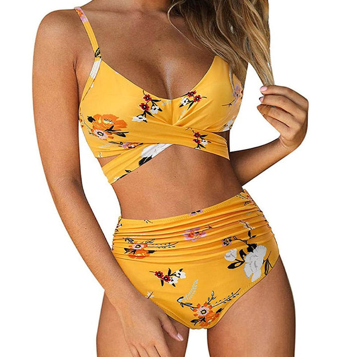Kleurrijke high-waisted bikini voor dames, ideaal voor zomer en strand. Comfortabele zwemkleding.