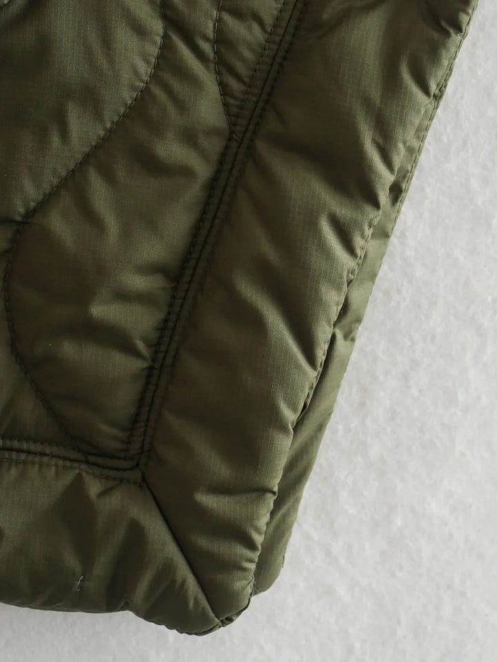 Casual dames bodywarmer, makkelijk te combineren. Warm damesvest voor dagelijks gebruik in de winter. Comfortabel.