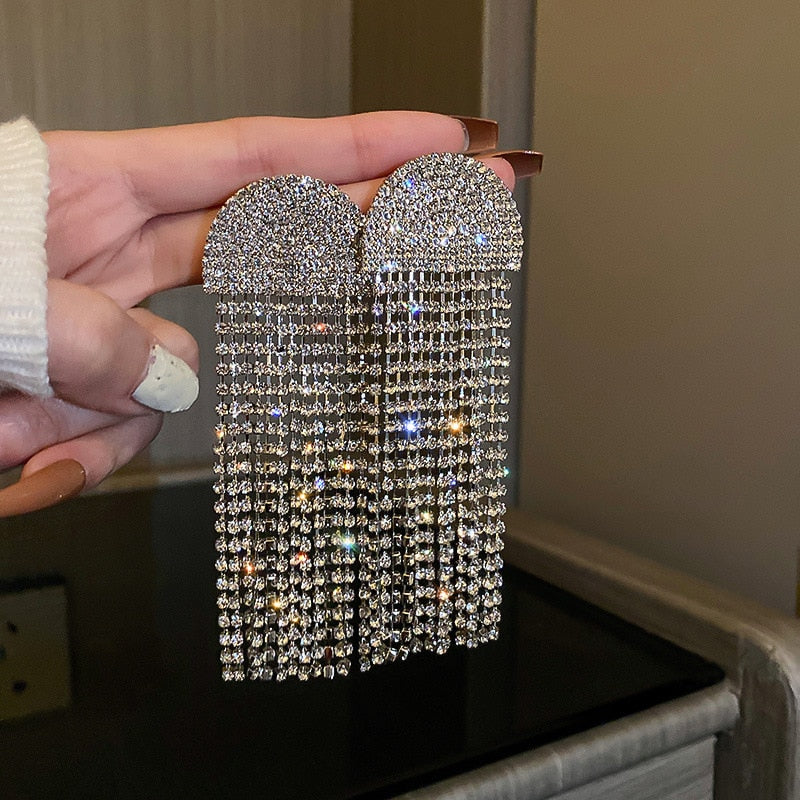 Trendy statement oorbellen, zilverkleurig, voor een modieuze en complete look.