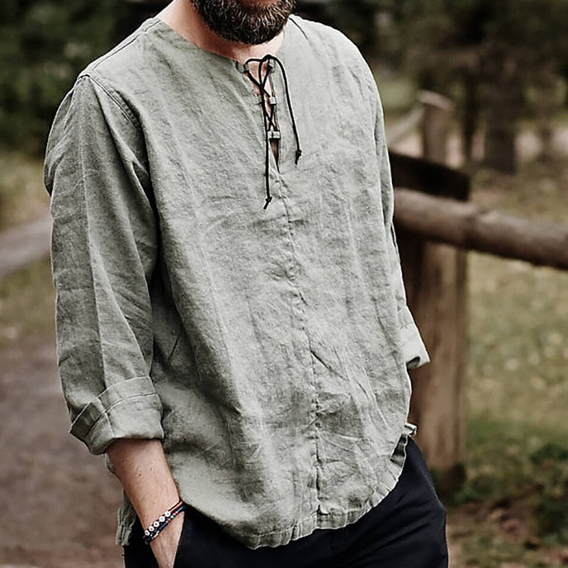 Blauwe heren casual blouse/T-shirt met korte mouw en V-hals. Stijlvolle en comfortabele herenkleding voor de zomer.