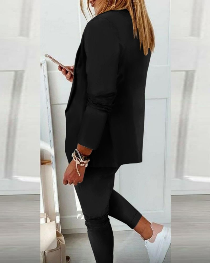 Comfortabel en elegant tweedelig damespak, ideaal voor diverse zakelijke en casual gelegenheden.