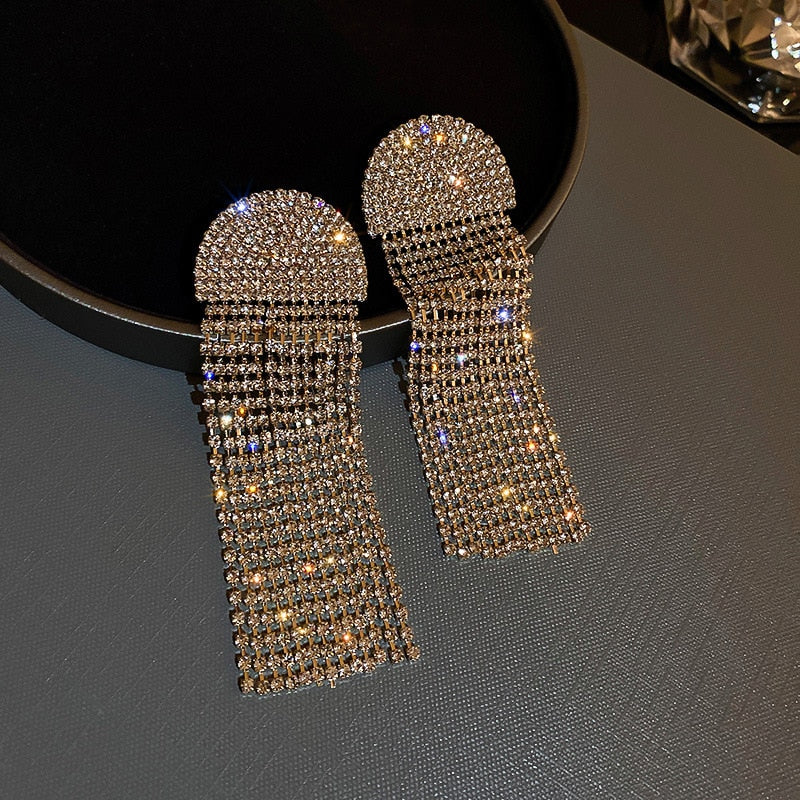 Moderne goudkleurige statement oorbellen voor vrouwen, elegant en tijdloos.