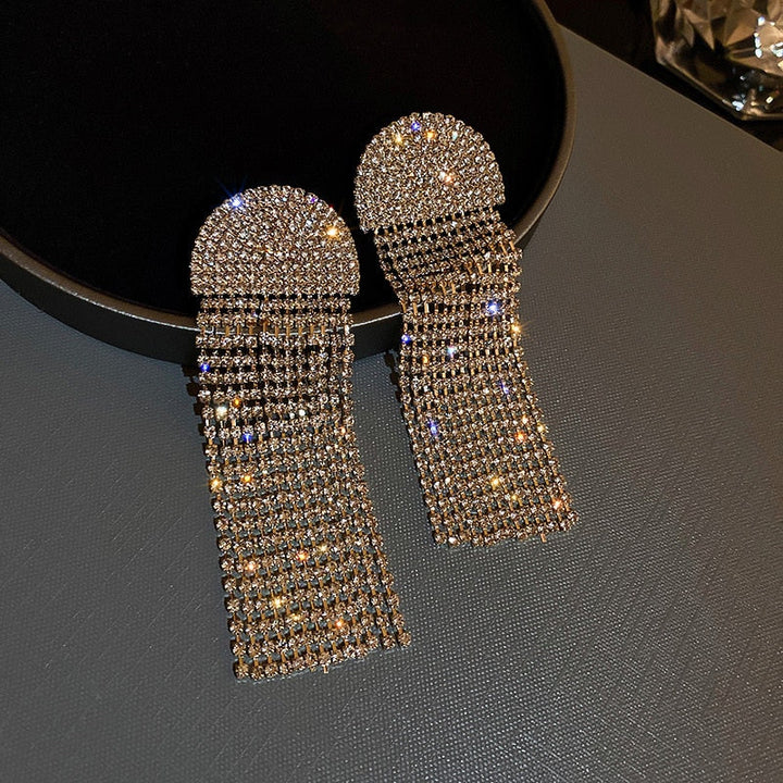 Moderne goudkleurige statement oorbellen voor vrouwen, elegant en tijdloos.