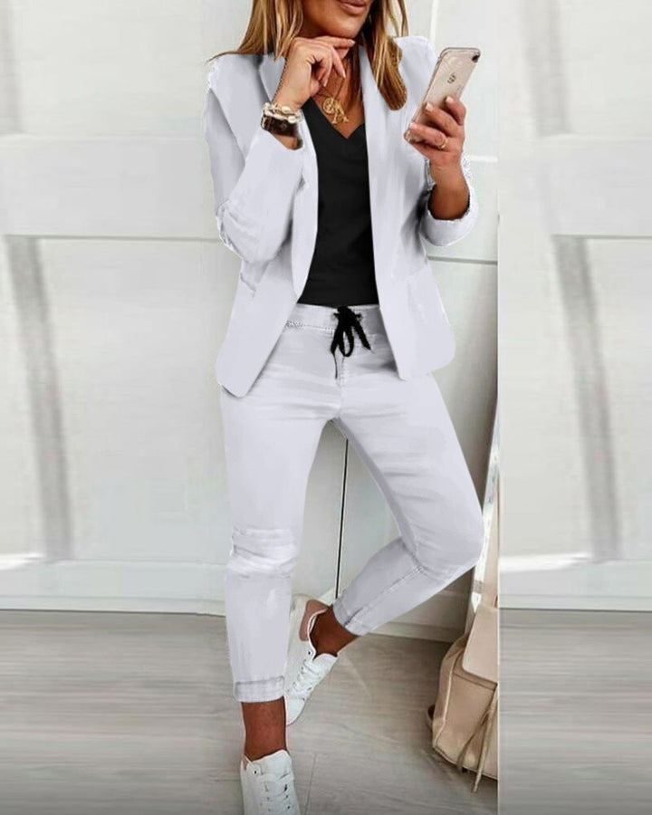 Een modern klassiek tweedelig damespak met blazer en pantalon, voor een veelzijdige en tijdloze stijl.