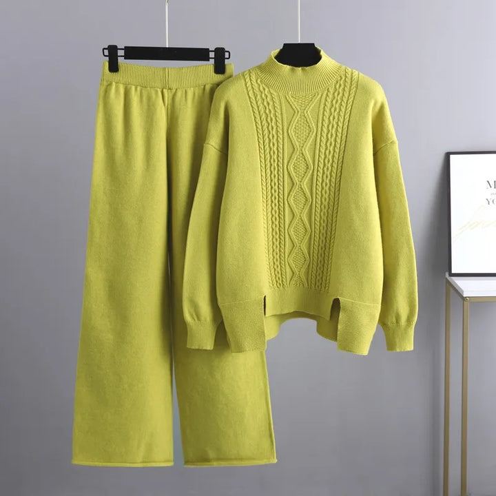 Model draagt zacht dames huispak met wijde pijpen. Stijlvolle en comfortabele kasjmier look loungewear set.