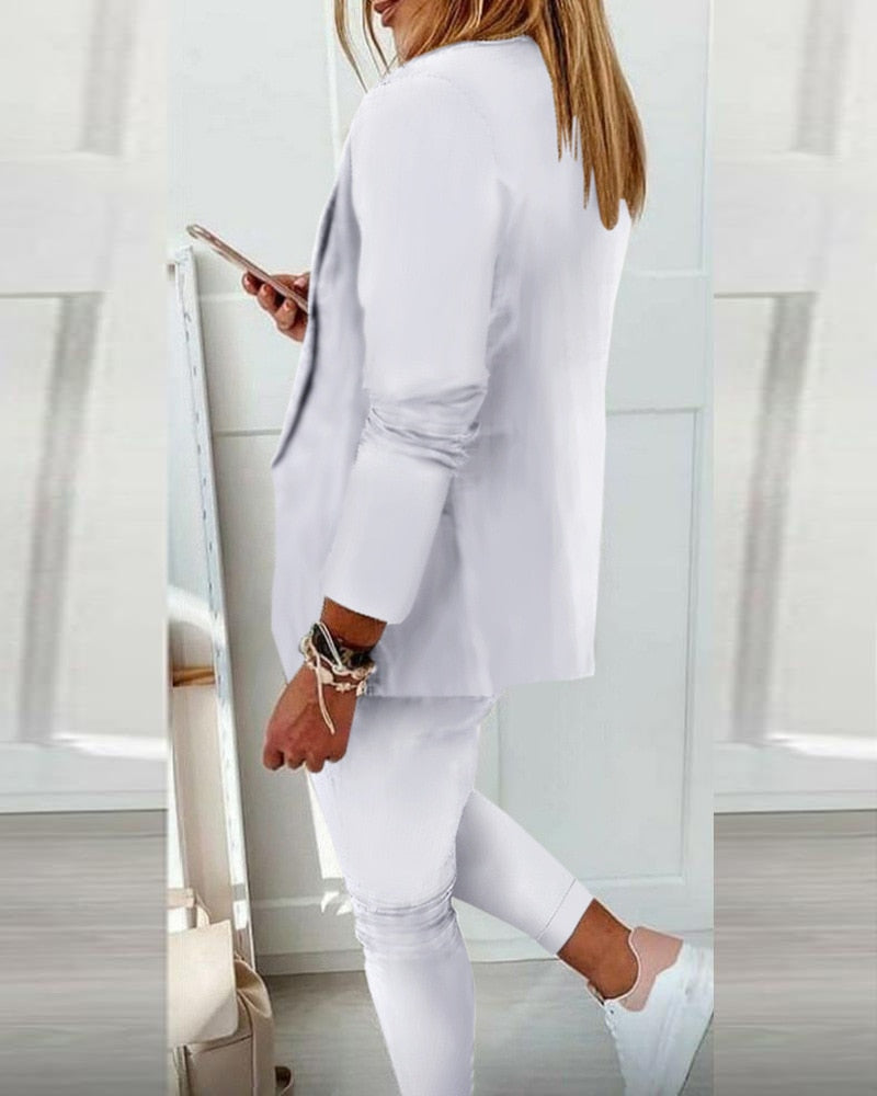 Elegant tweedelig damespak met verfijnde textuur, inclusief een stijlvolle blazer en een comfortabele pantalon.