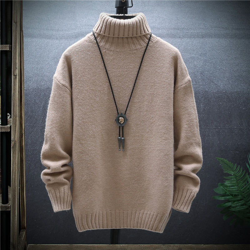 Man draagt een stijlvolle, dikke heren turtleneck. Comfortabele wintermode coltrui, perfect voor casual looks.