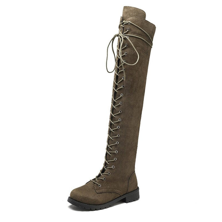 Trendy dames knielaarzen met plateauzool. Stoere en comfortabele schoenen, ideaal voor stedelijke herfstlooks.